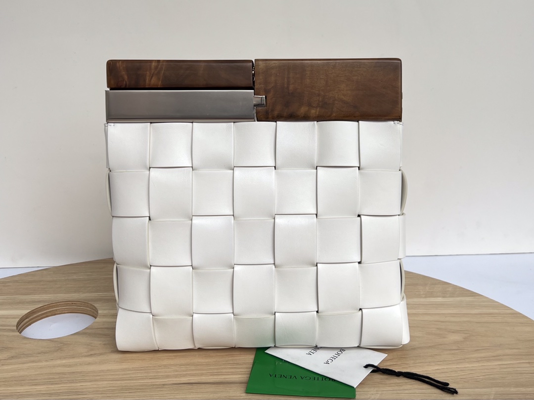 Bottega_Nappa_Pouch-28_2