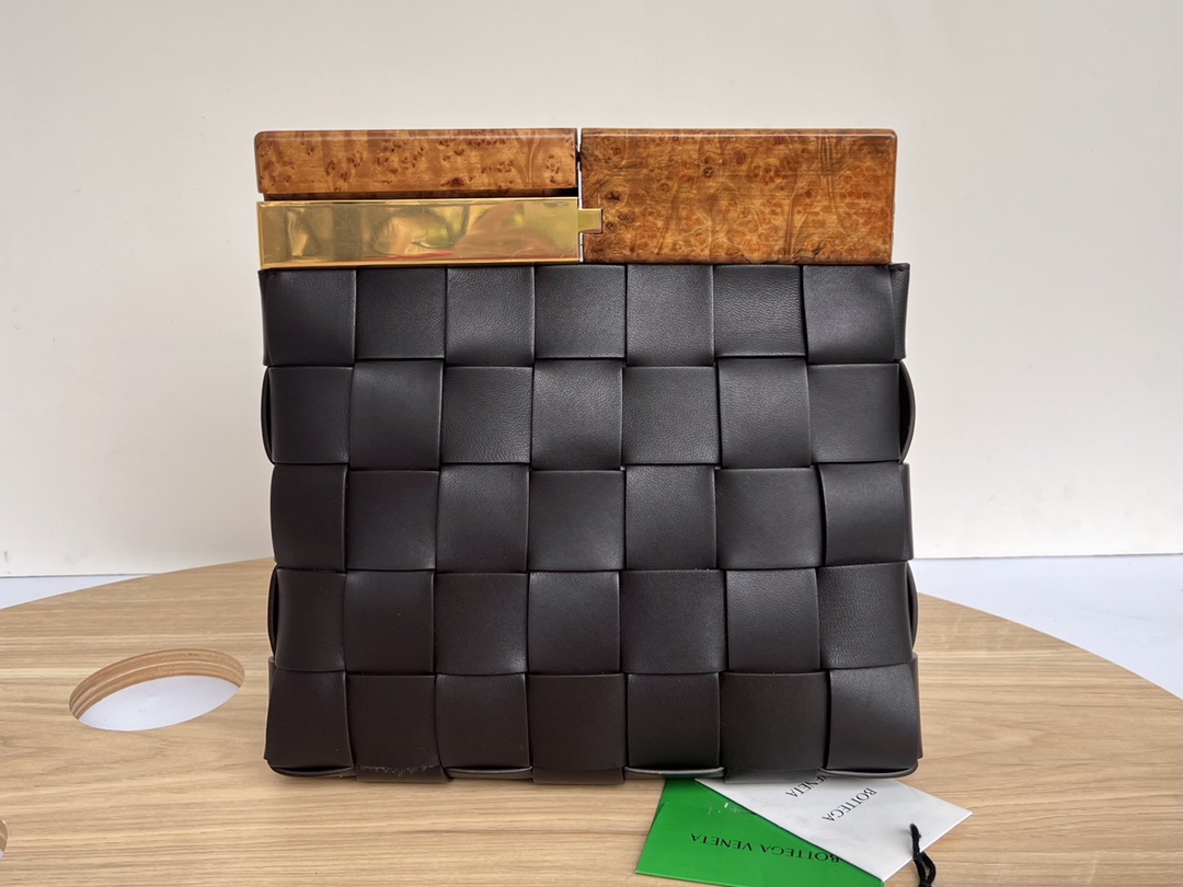 Bottega_Nappa_Pouch-28_2