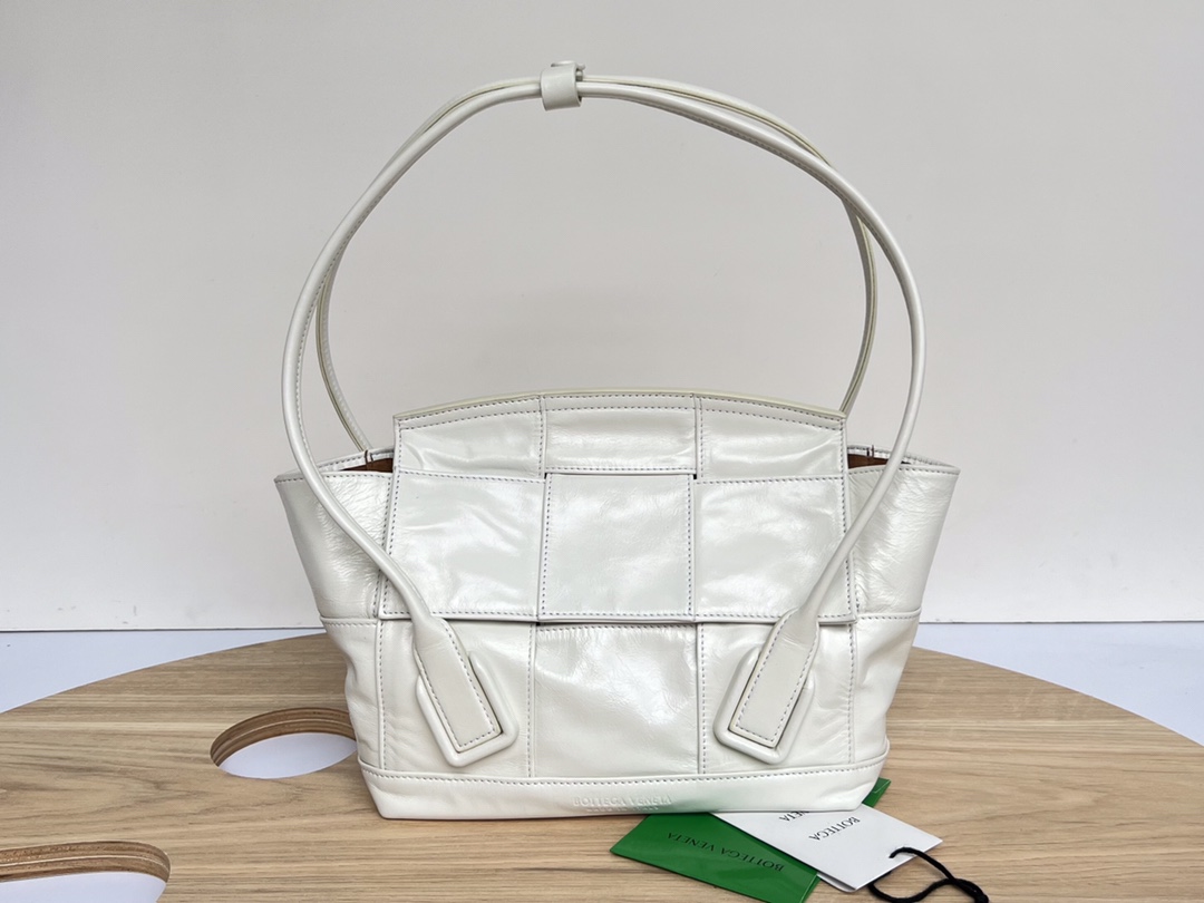 Bottega_Veneta_Arco_Bag-