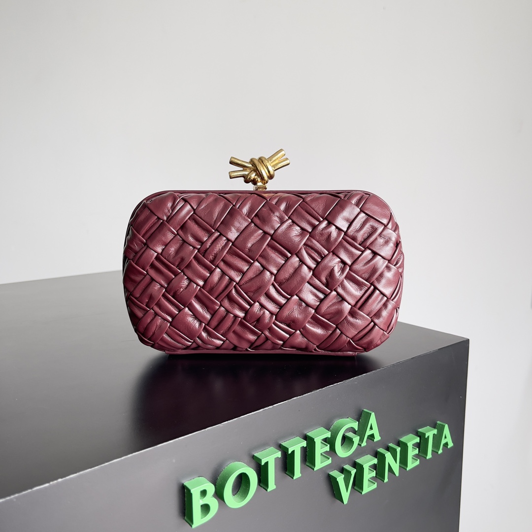 Bottega_Veneta_Knot_Pouc