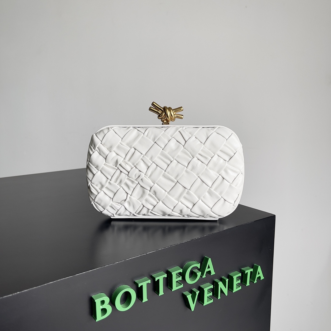 Bottega_Veneta_Knot_Pouc