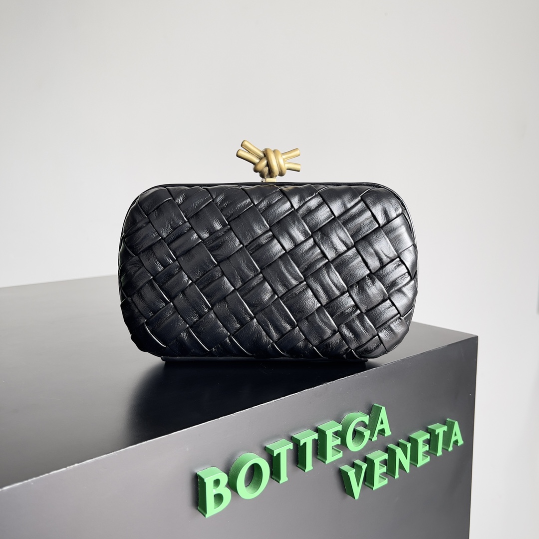 Bottega_Veneta_Knot_Pouc