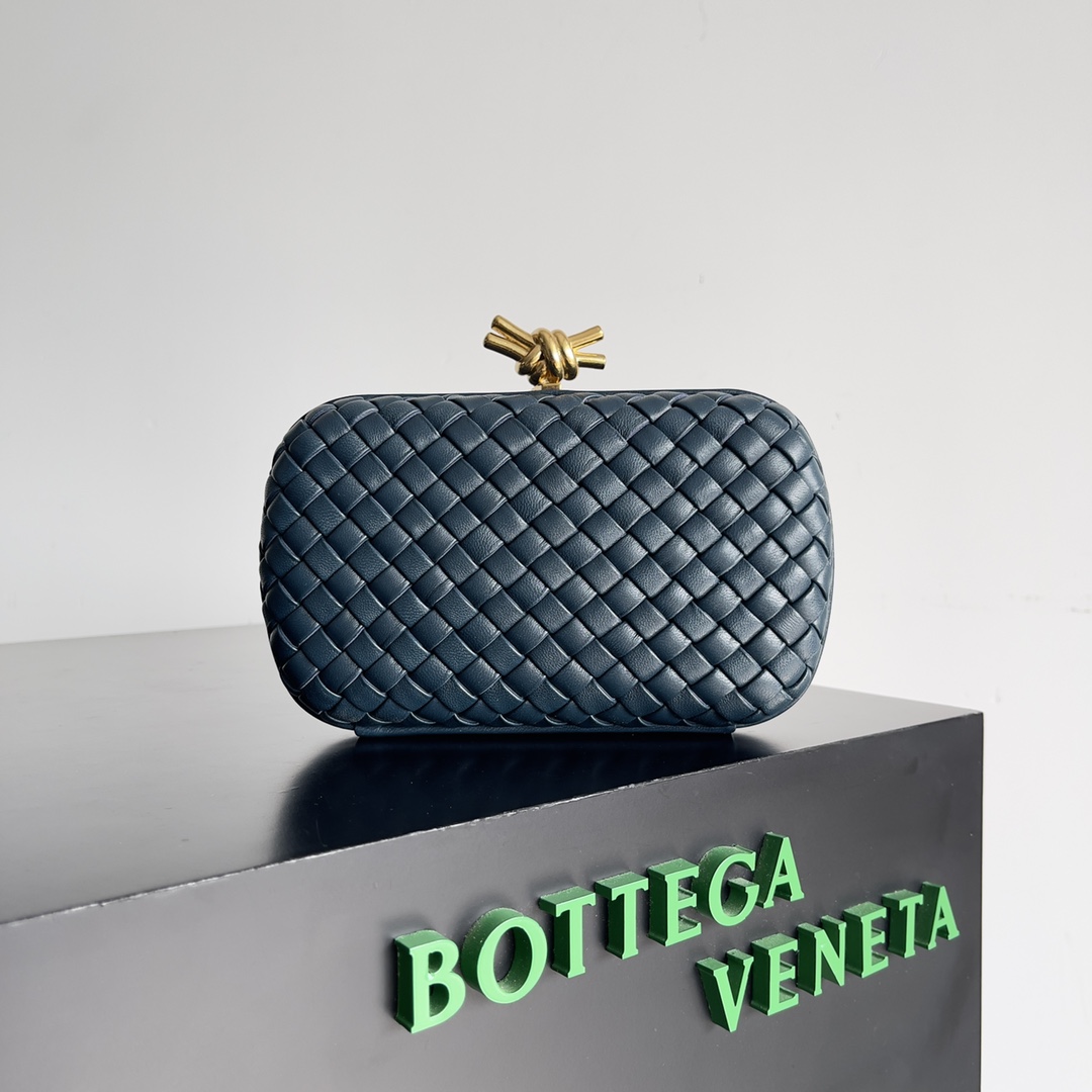 Bottega_Veneta_Knot_Pouc