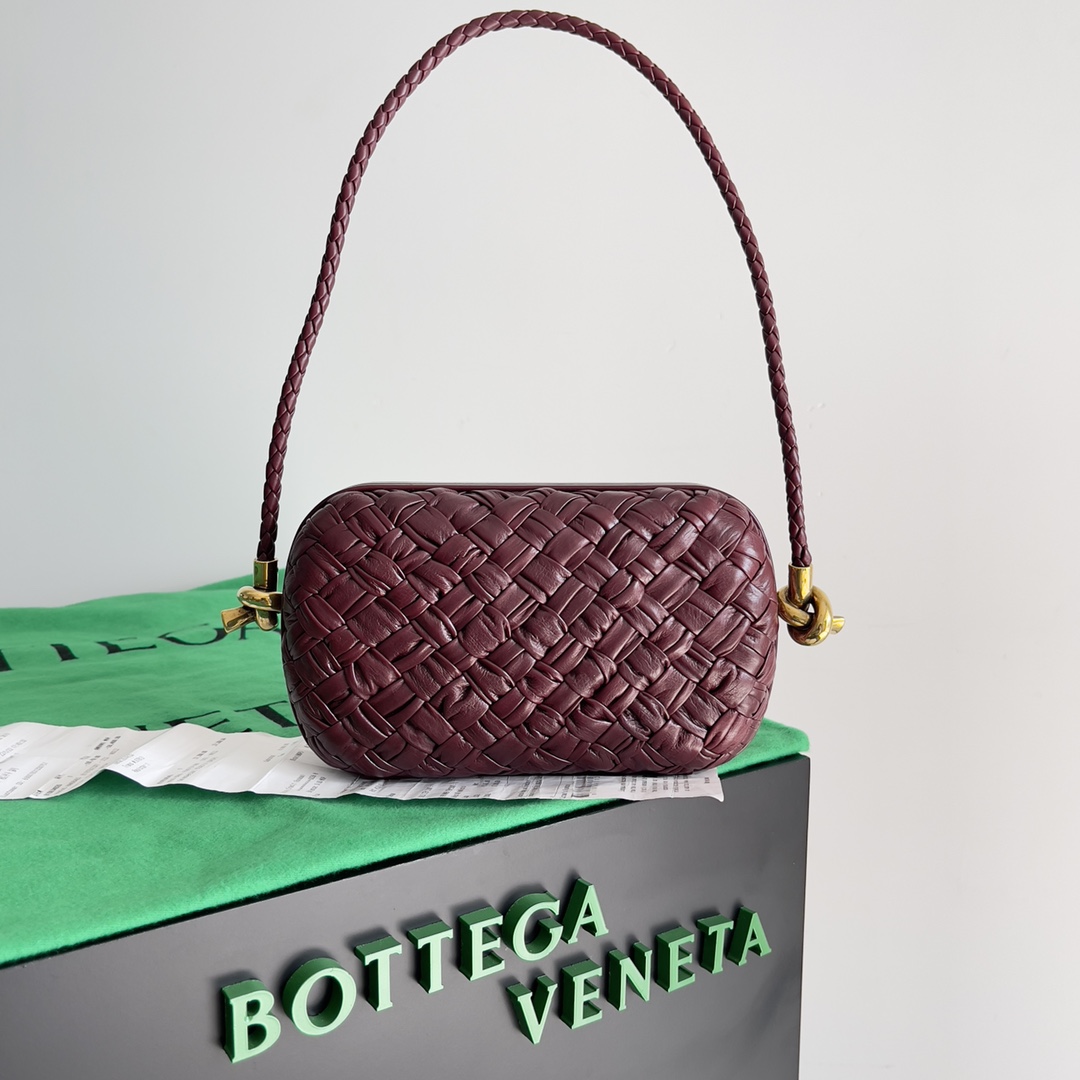 Bottega_Veneta_Knot_Pouc