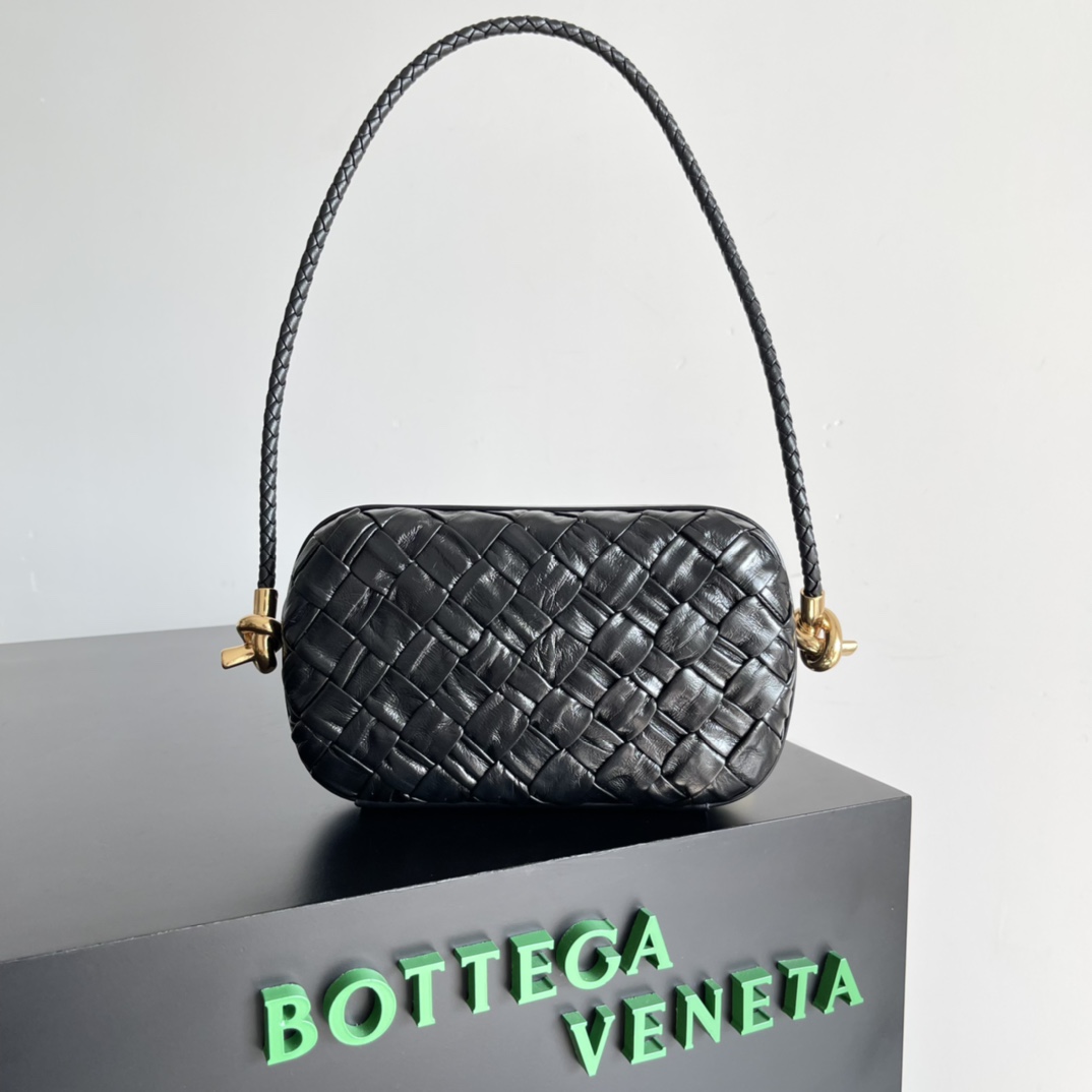 Bottega_Veneta_Knot_Pouc