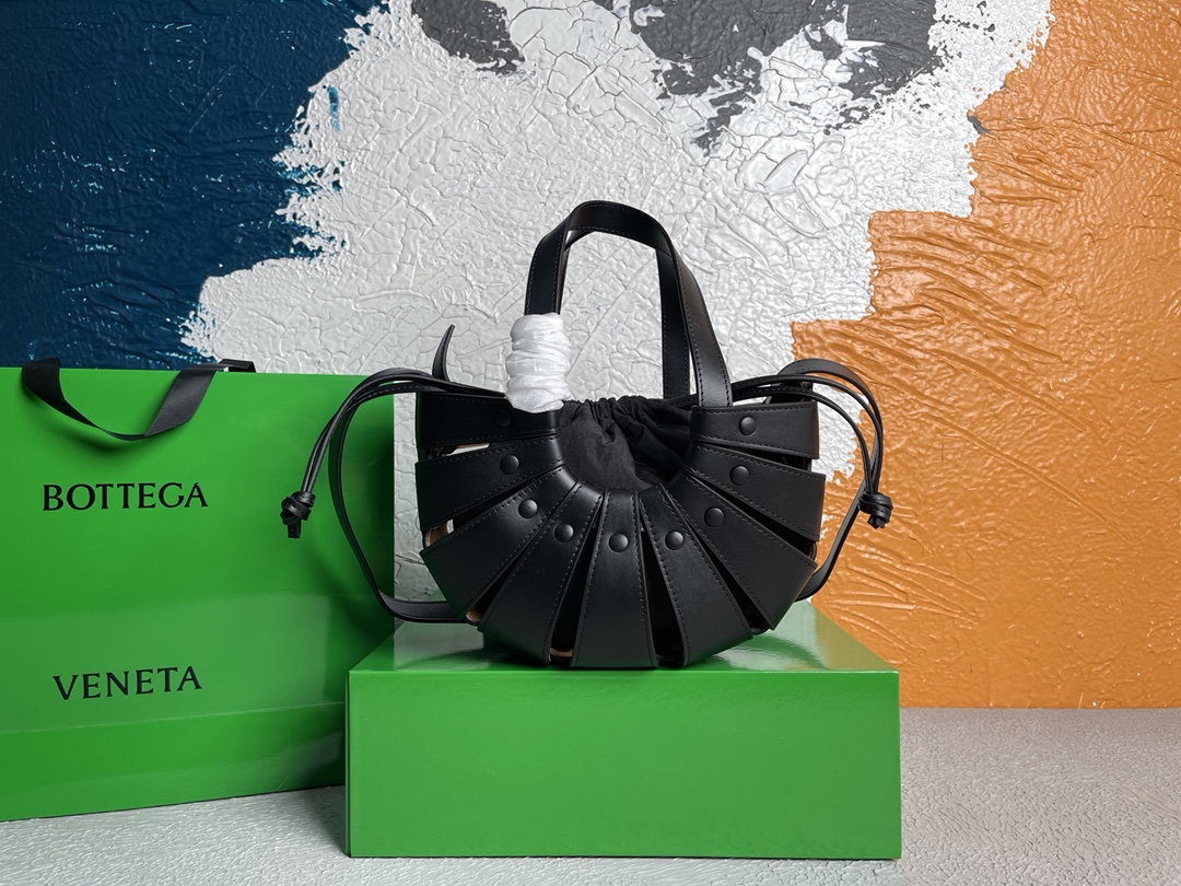 Bottega_VenetaTote-25_15