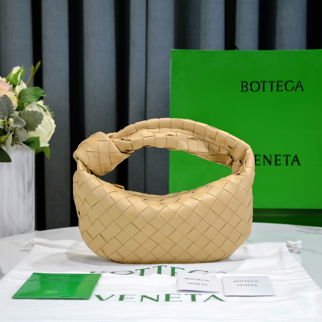 Bottega_Veneta_Jodie_Hob