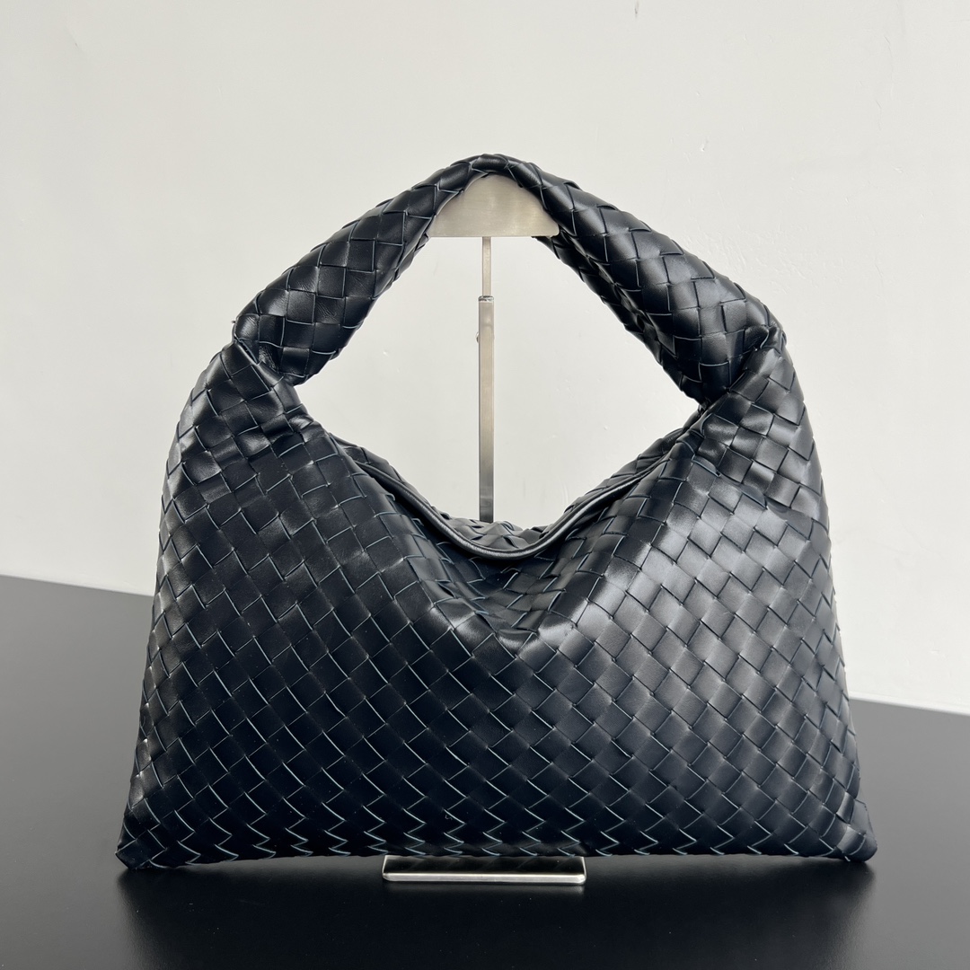 Bottega_Veneta_Hop_Bag-4