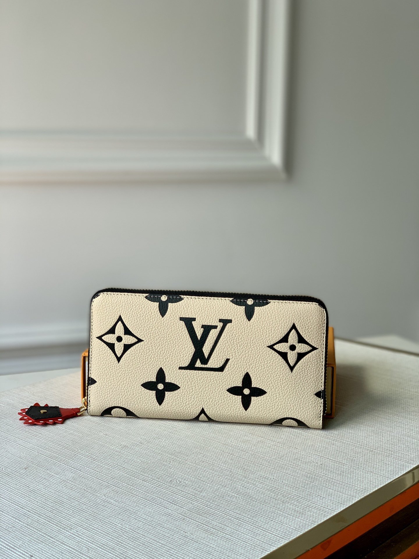 Louis_Vuitton_Zippy_Wall
