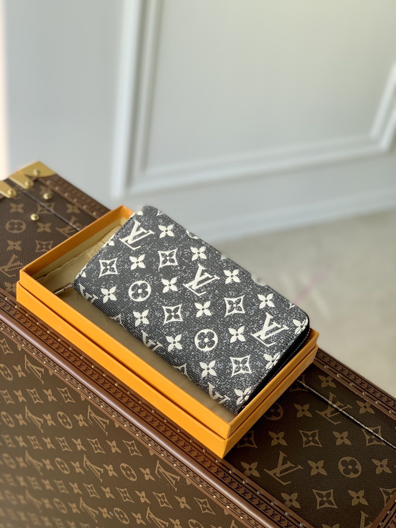Louis_Vuitton_Zippy_Wall