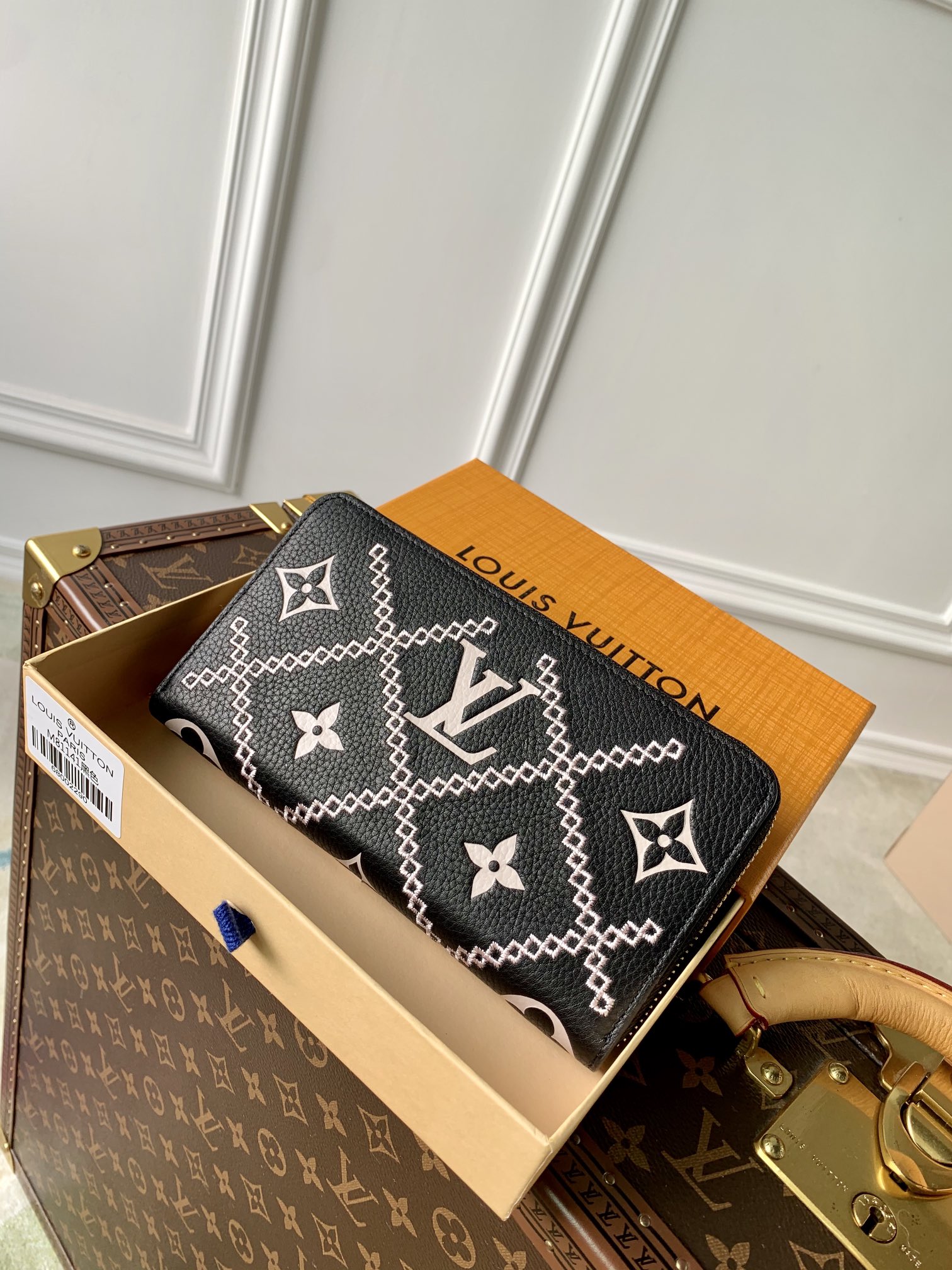Louis_Vuitton_Monogram_V