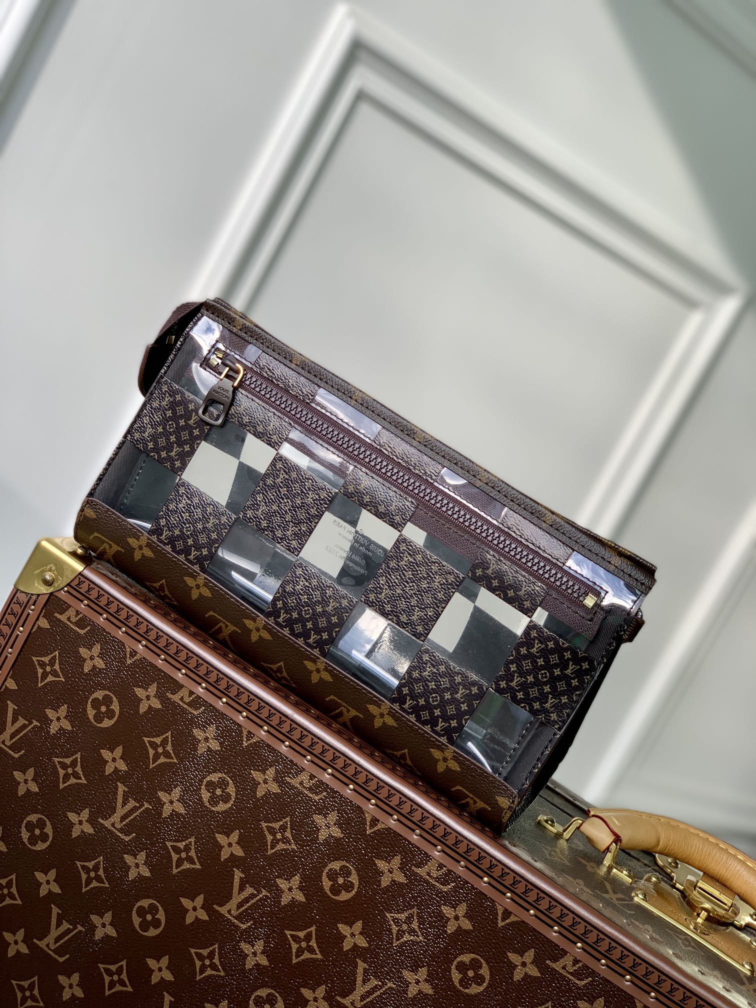 Louis_Vuitton_Standing_P