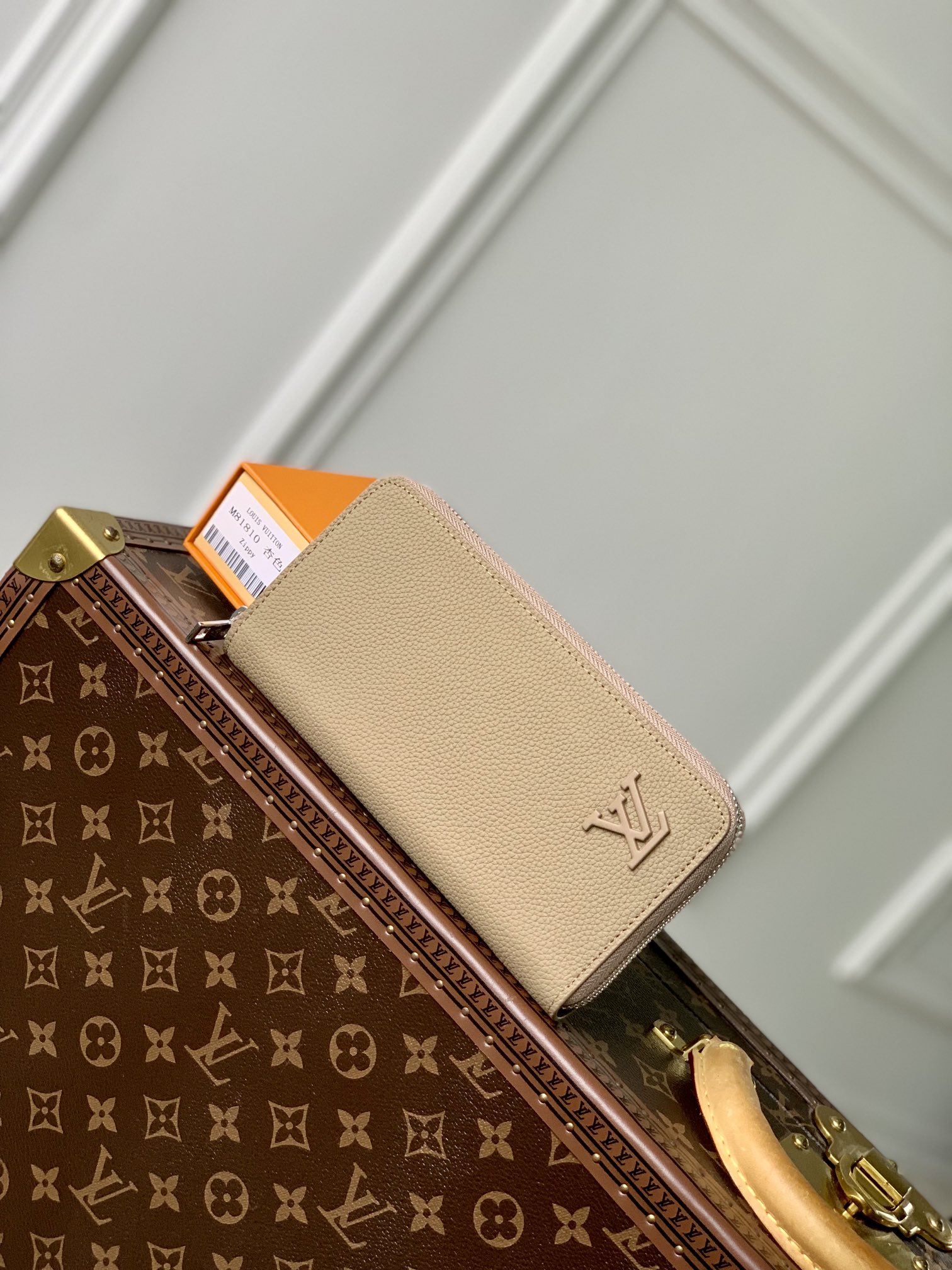 Louis_Vuitton_Zippy_Wall