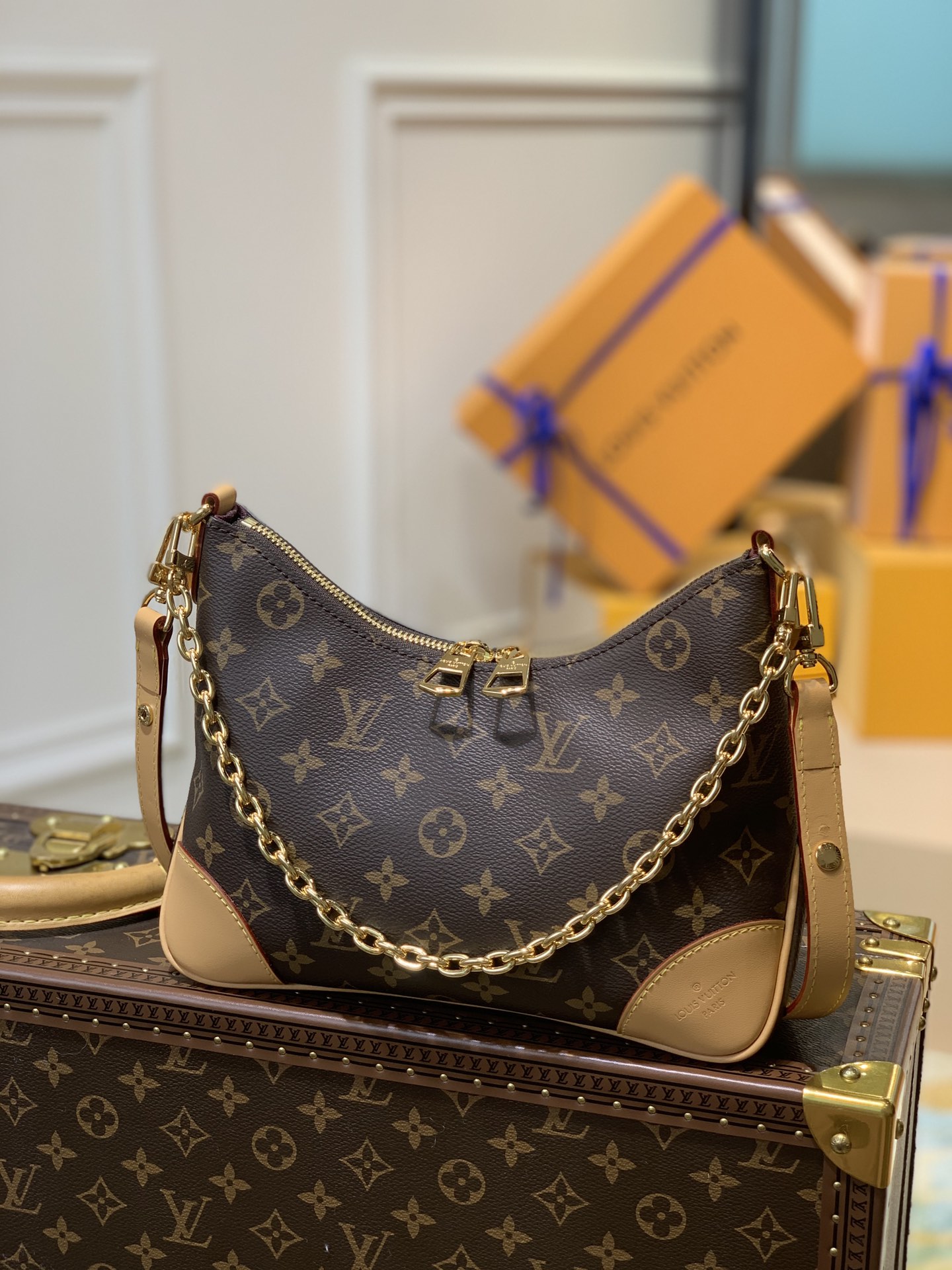 Louis_Vuitton_Odeon_Hand