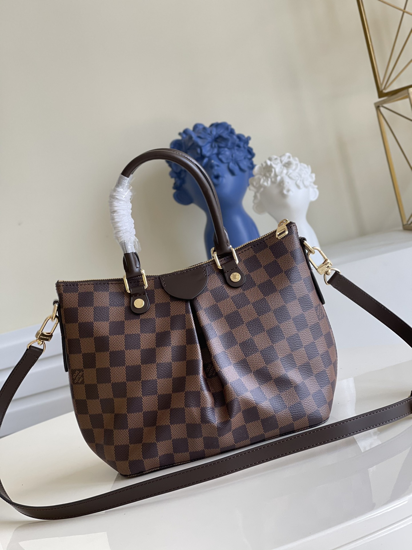 Louis_Vuitton_Siena_Hand