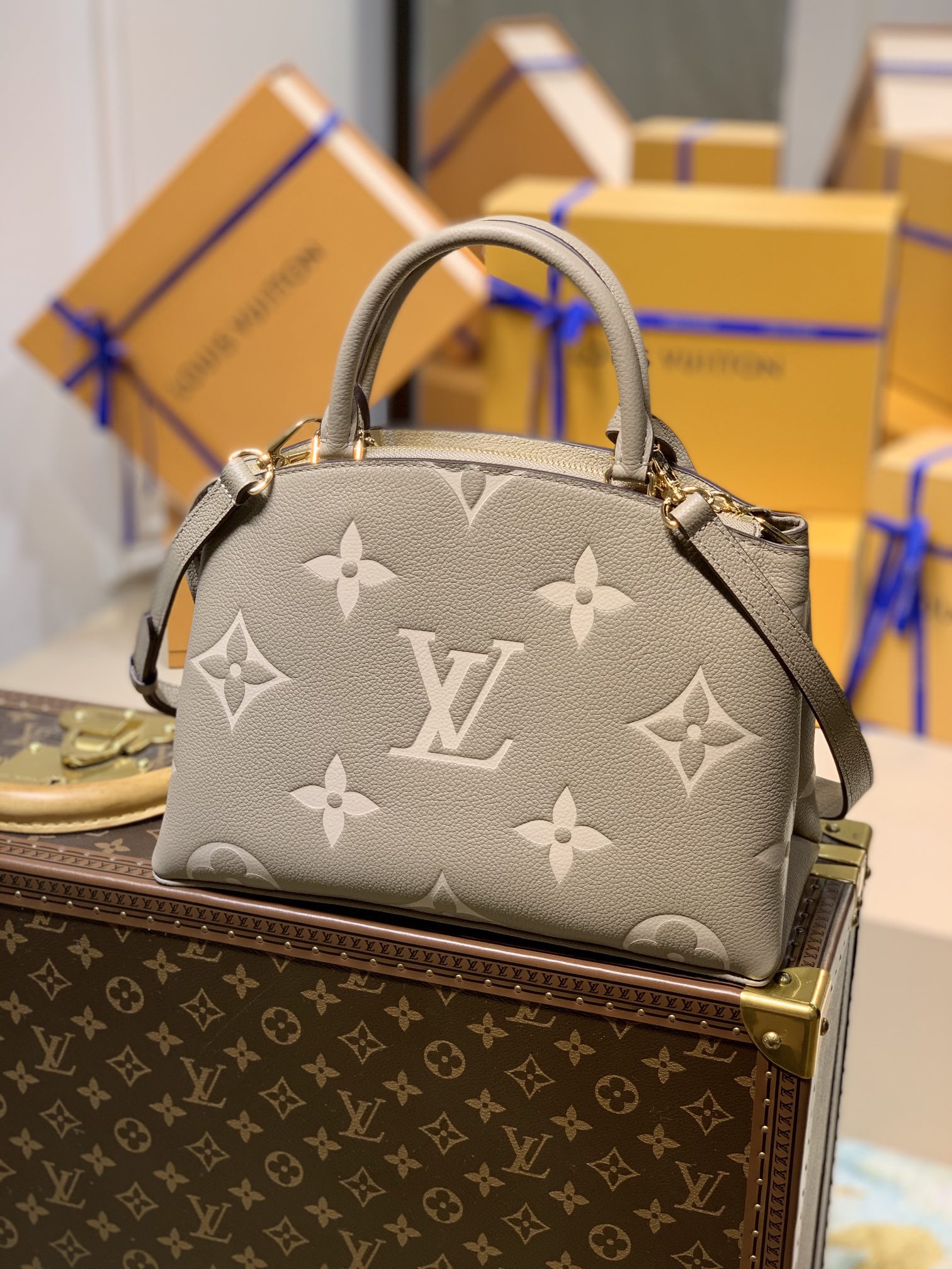 Louis_Vuitton_M45898_Pet