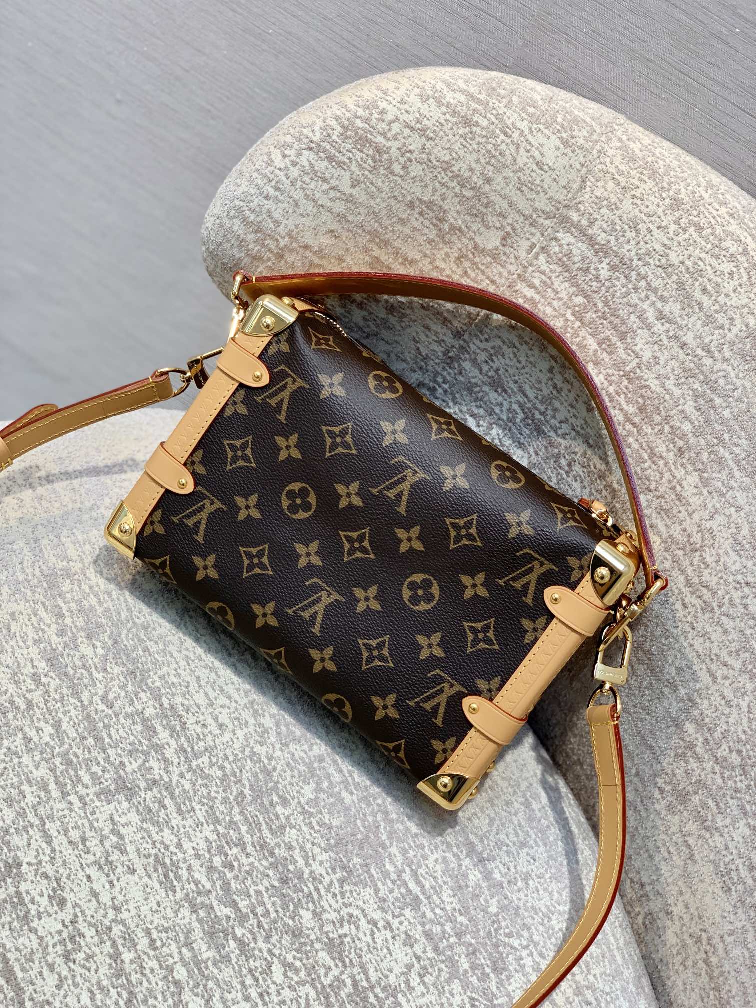Louis_Vuitton_Side_Trunk