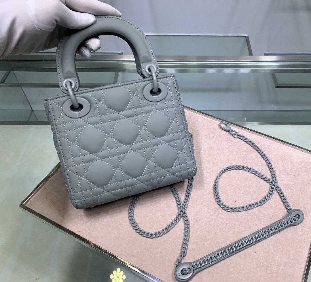 Lady_Diro_With_Lambskin-