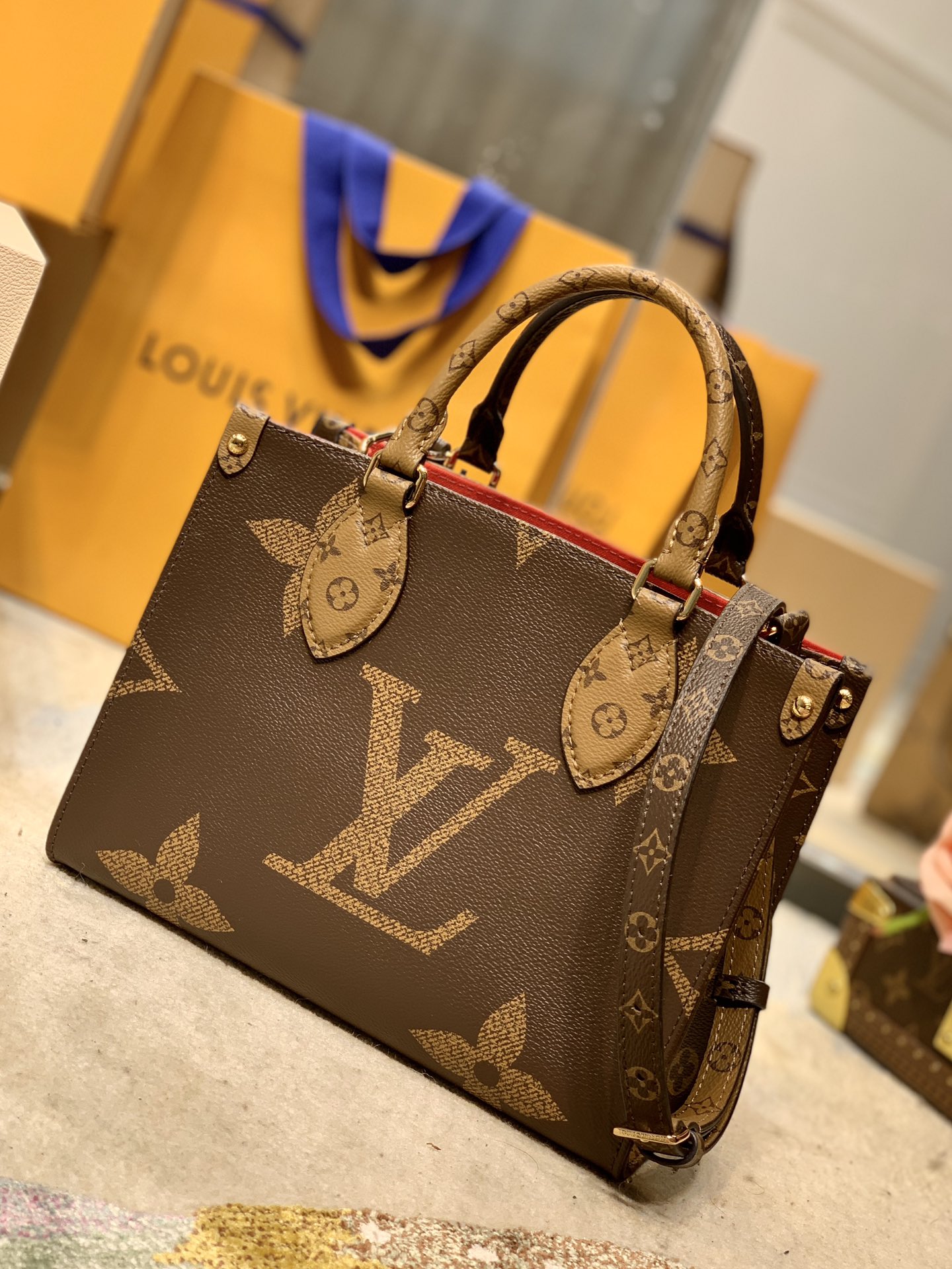 Louis_Vuitton_Mini_Onthe
