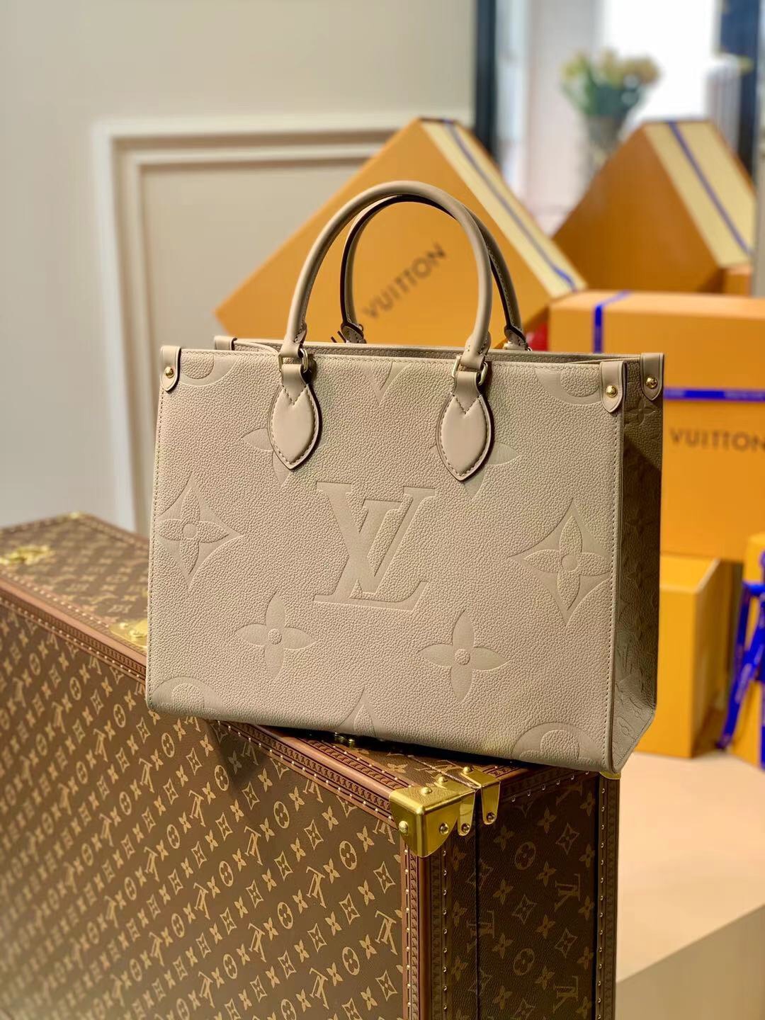 Louis_Vuitton_Small_Onth