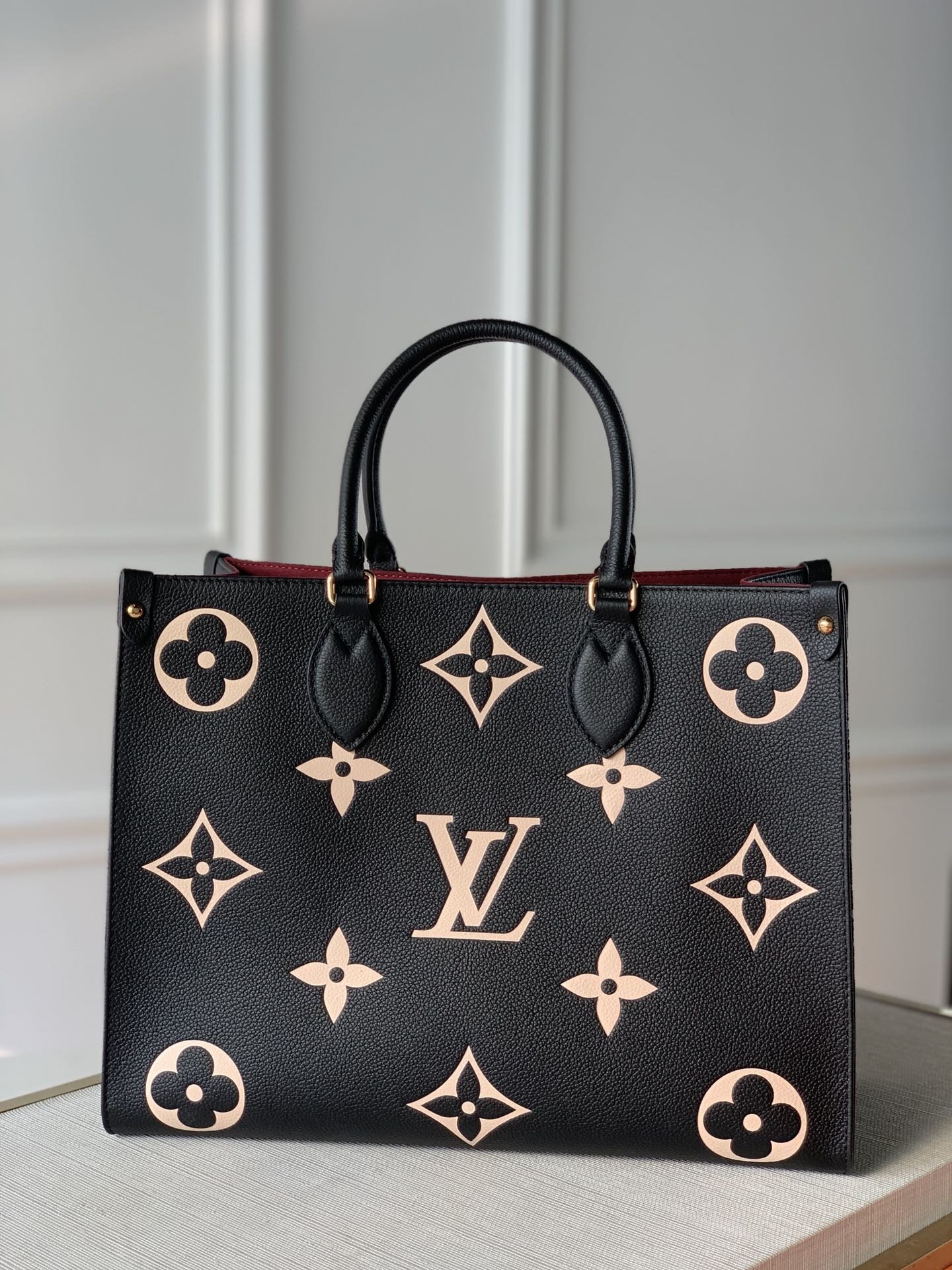 Louis_Vuitton_Small_Onth
